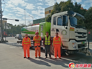 满满正能量!腾博会环卫工人变身“灭火侠” 满满正能量!腾博会环卫工人变身“灭火侠”